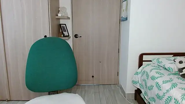 mia  lopez  online show from 4, 12, 2025