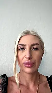 Mia Roxie online show from 12, 7, 2026
