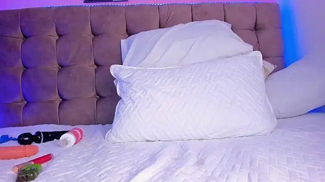 aleja cute  online show from 13, 3, 2025