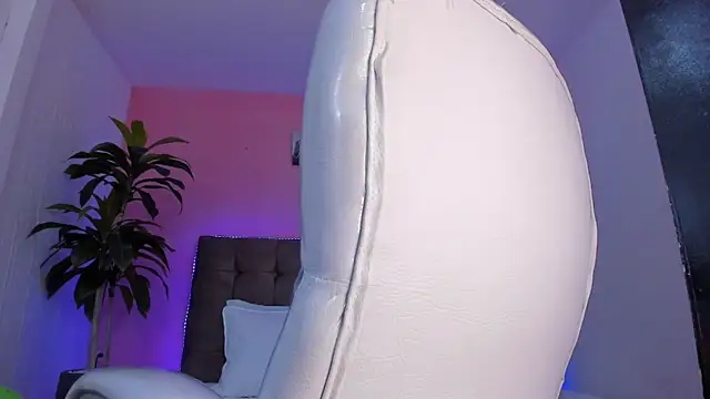 aleja cute  online show from 11, 3, 2025