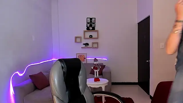 Kristen Garner online show from 28, 11, 2025