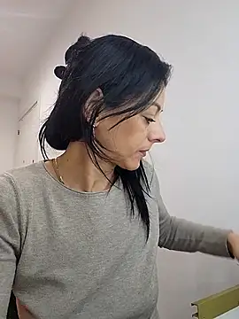 bruneta sexy23 online show from 18, 1, 2026