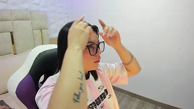 Snapshot of PauletteJ chatting on 6, 11, 2025 PauletteJ online show from 6, 11, 2025