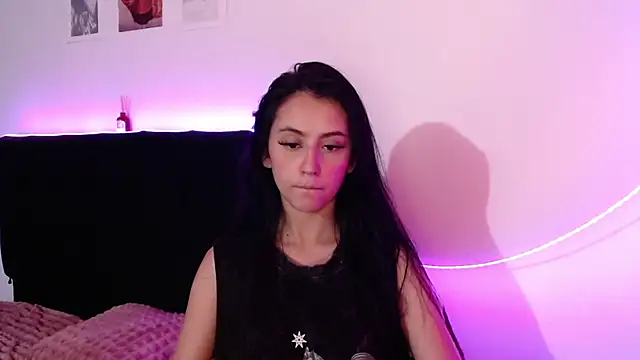 Coralinnee  online show from 17, 3, 2025