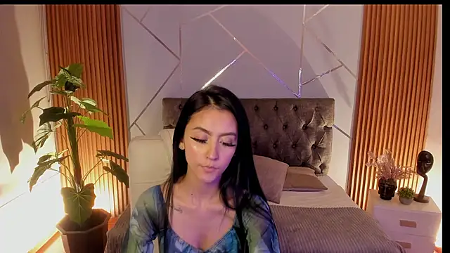 Coralinnee  online show from 10, 9, 2025