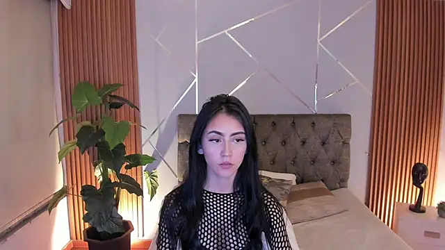 Coralinnee  online show from 25, 4, 2026