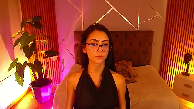 Coralinnee  online show from 1, 4, 2026