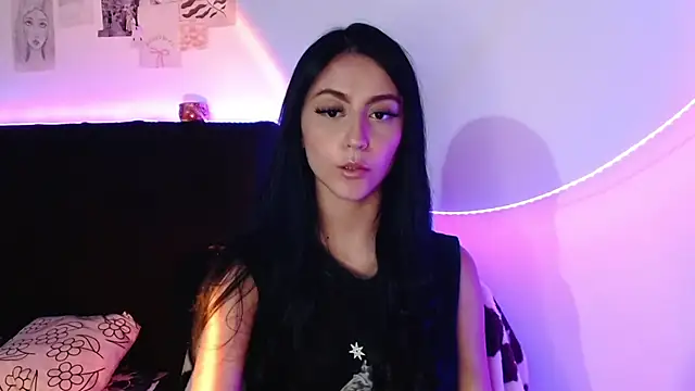 Coralinnee  online show from 3, 1, 2025