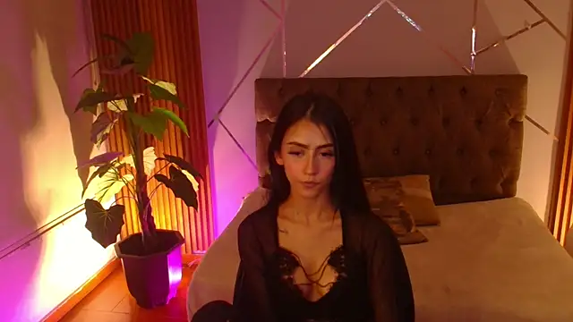 Coralinnee  online show from 2, 4, 2026