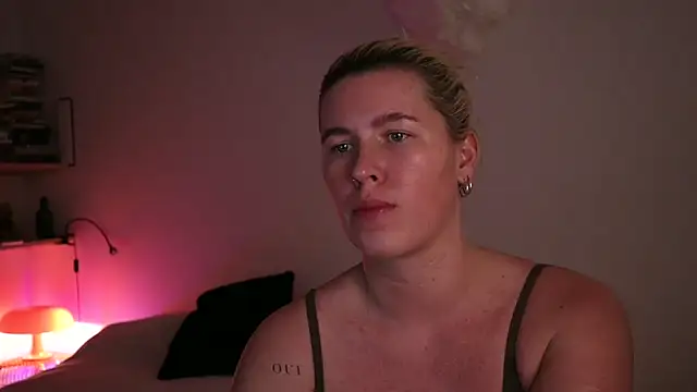 Snapshot of moonamii chatting on 18, 2, 2025 moonamii online show from 18, 2, 2025