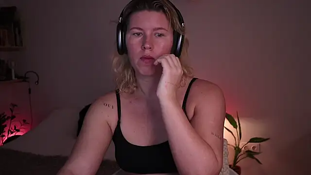 Snapshot of moonamii chatting on 29, 10, 2025 moonamii online show from 29, 10, 2025