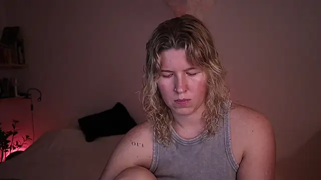 Snapshot of moonamii chatting on 24, 10, 2025 moonamii online show from 24, 10, 2025