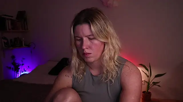 Snapshot of moonamii chatting on 14, 10, 2025 moonamii online show from 14, 10, 2025