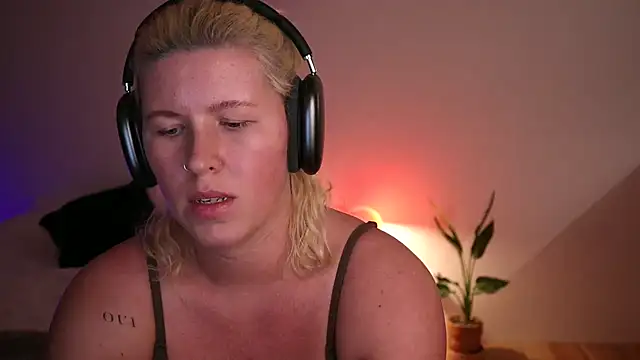 Snapshot of moonamii chatting on 16, 1, 2025 moonamii online show from 16, 1, 2025