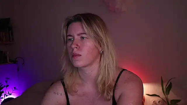 Snapshot of moonamii chatting on 8, 11, 2025 moonamii online show from 8, 11, 2025