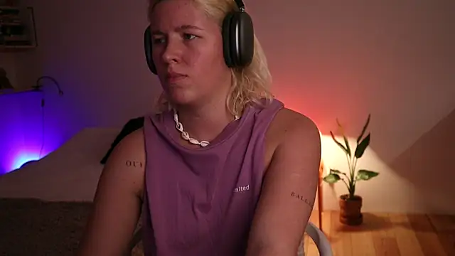 Snapshot of moonamii chatting on 9, 1, 2025 moonamii online show from 9, 1, 2025