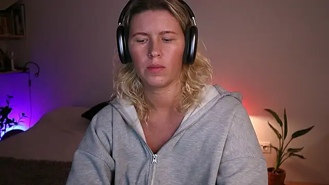 Snapshot of moonamii chatting on 3, 10, 2025 moonamii online show from 3, 10, 2025