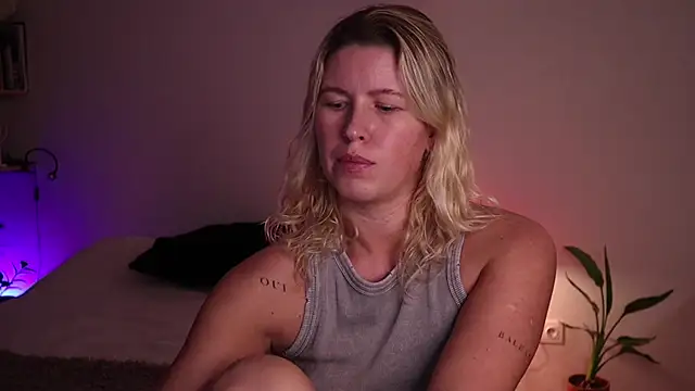 Snapshot of moonamii chatting on 8, 10, 2025 moonamii online show from 8, 10, 2025