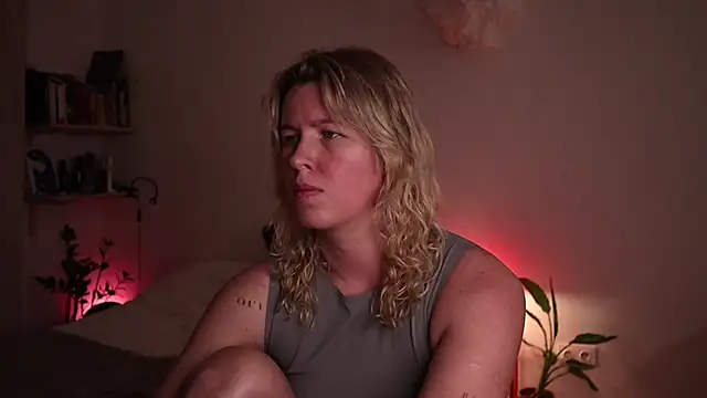 Snapshot of moonamii chatting on 28, 10, 2025 moonamii online show from 28, 10, 2025