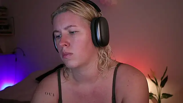 Snapshot of moonamii chatting on 10, 1, 2025 moonamii online show from 10, 1, 2025