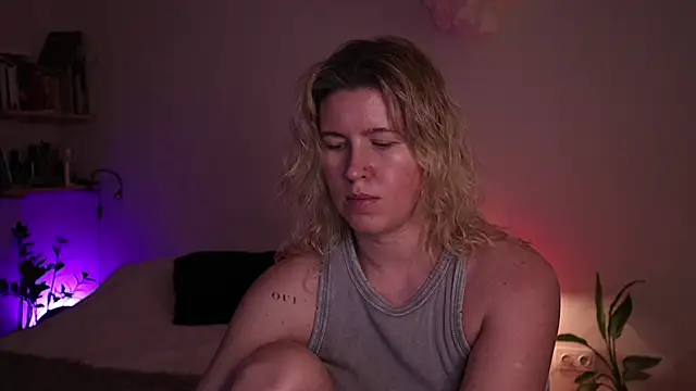 Snapshot of moonamii chatting on 11, 11, 2025 moonamii online show from 11, 11, 2025