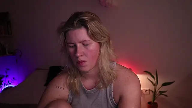 Snapshot of moonamii chatting on 20, 10, 2025 moonamii online show from 20, 10, 2025