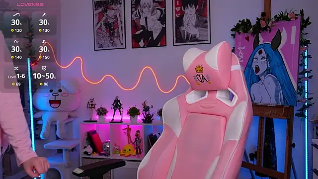 Snapshot of HolliWould_ chatting on 12, 9, 2025 HolliWould online show from 12, 9, 2025