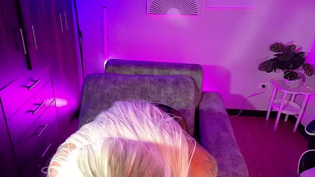 Snapshot of a_belladanger chatting on 8, 5, 2026 a belladanger online show from 8, 5, 2026