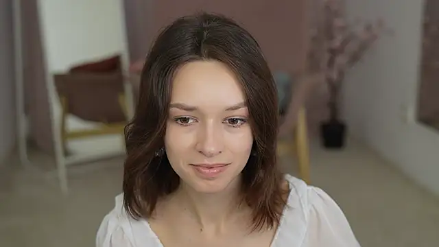 VivianLy  online show from 6, 1, 2025