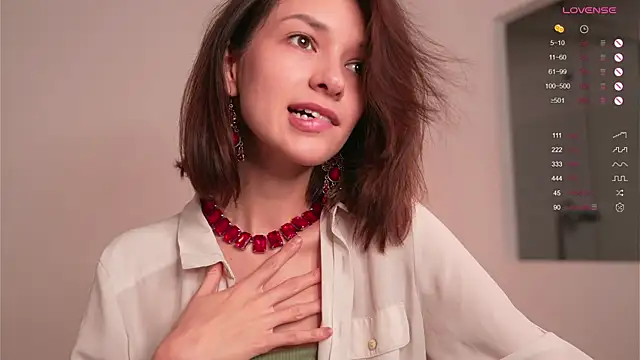 VivianLy  online show from 16, 12, 2024