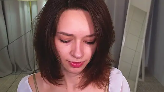 VivianLy  online show from 27, 12, 2024