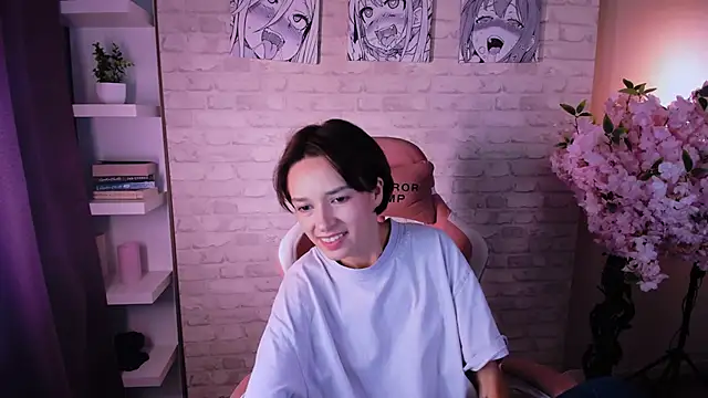 VivianLy  online show from 24, 9, 2025