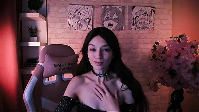 VivianLy  online show from 28, 11, 2025