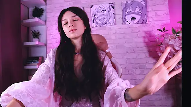 VivianLy  online show from 4, 11, 2025