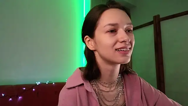 VivianLy  online show from 28, 2, 2025