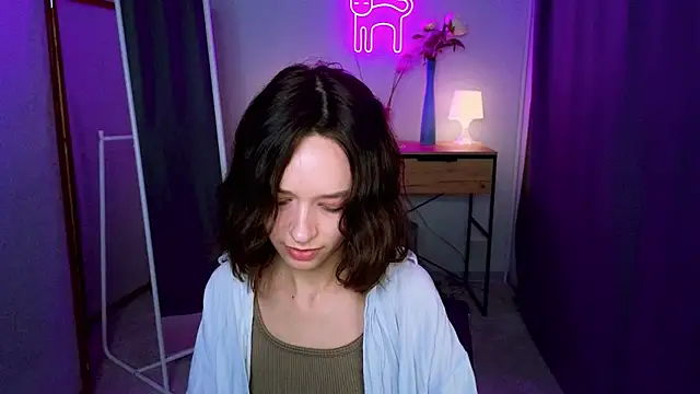 VivianLy  online show from 2, 2, 2025