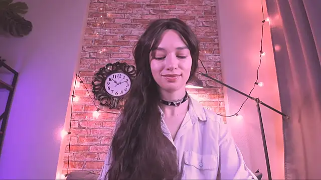 VivianLy  online show from 7, 11, 2025