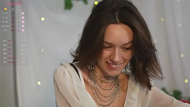 VivianLy  online show from 19, 12, 2024