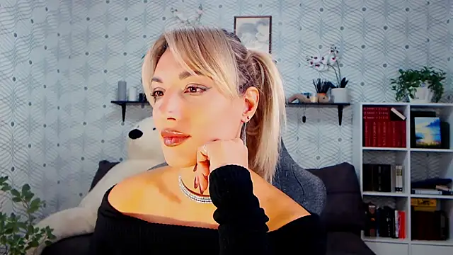 Snapshot of MillaXQueen chatting on 11, 10, 2025 MillaXQueen online show from 11, 10, 2025