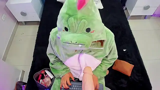 JulietaAlves online show from 4, 10, 2025