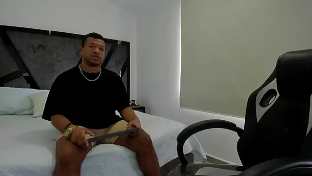 Snapshot of AnnieAndStefan chatting on 25, 11, 2025 AnnieAndStefan online show from 25, 11, 2025