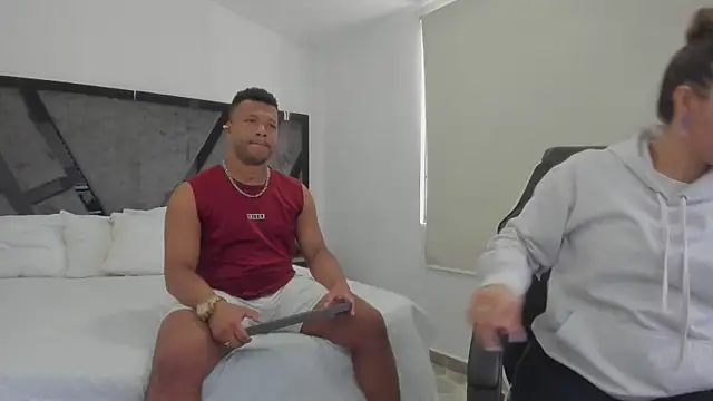 Snapshot of AnnieAndStefan chatting on 19, 10, 2025 AnnieAndStefan online show from 19, 10, 2025