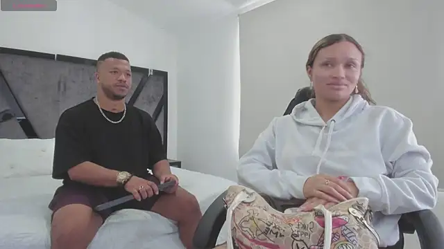 Snapshot of AnnieAndStefan chatting on 1, 11, 2025 AnnieAndStefan online show from 1, 11, 2025