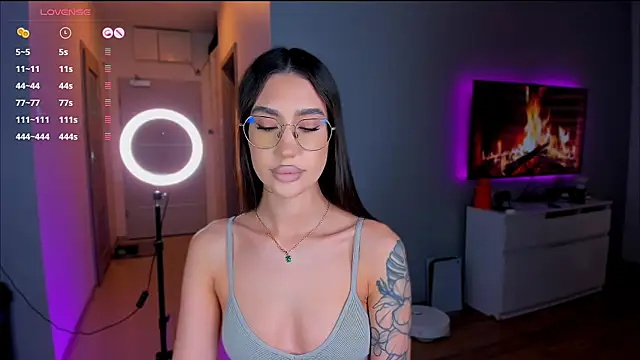 Snapshot of HannaHey chatting on 21, 10, 2025 HannaHey online show from 21, 10, 2025