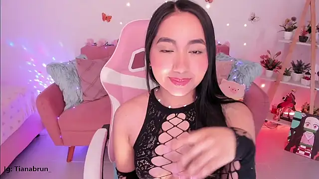 Zara uwu  online show from 6, 10, 2025