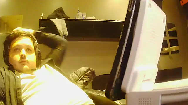 Snapshot of Bebemickey75 chatting on 17, 12, 2025 Bebemickey75 online show from 17, 12, 2025