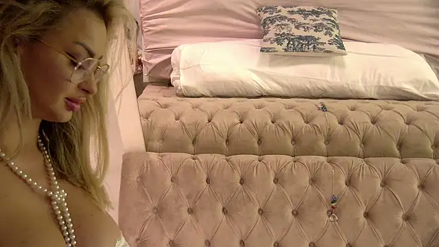 Denisse Perry online show from 10, 9, 2025