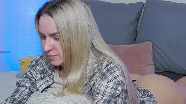 SofiJames online show from 4, 3, 2025