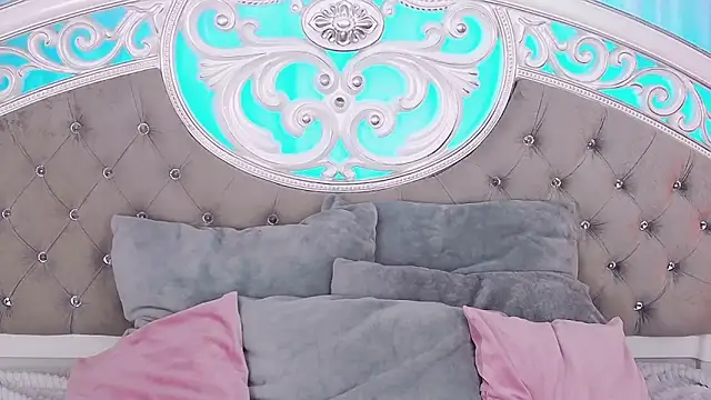 CrissyTaylor online show from 10, 10, 2025