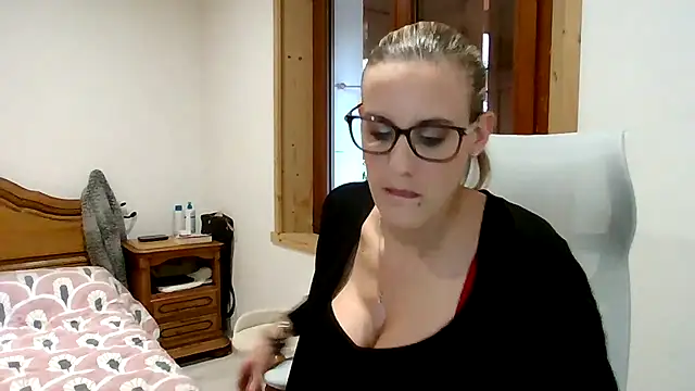 Madame Callie online show from 17, 12, 2025